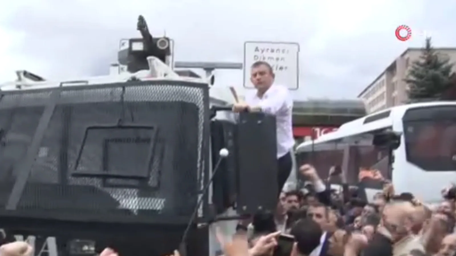 Özgür Özel TOMA’dan kalabalığa seslendi!