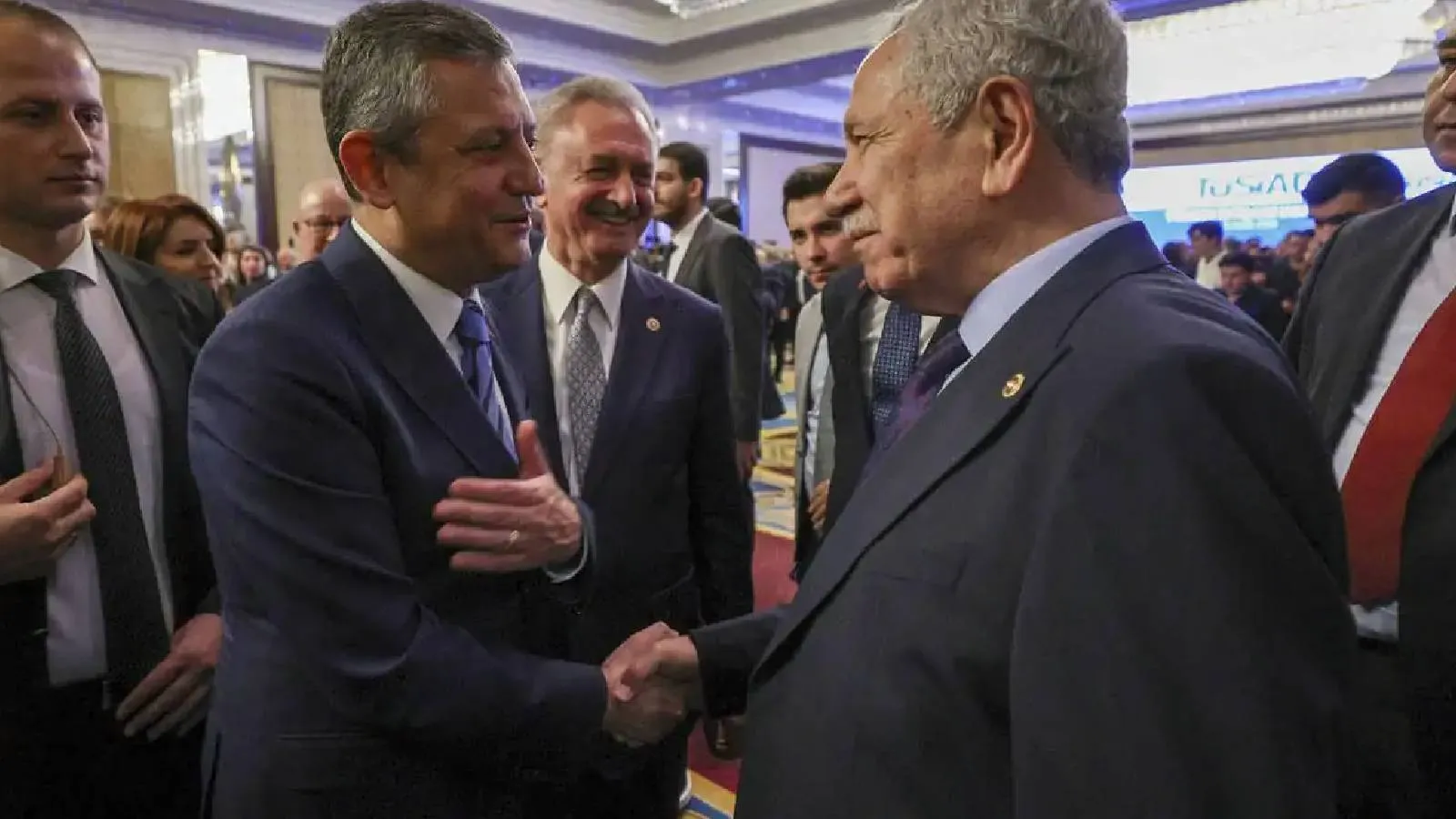 Özgür Özel ve Arınç’tan Siyasi Zirve Yarın