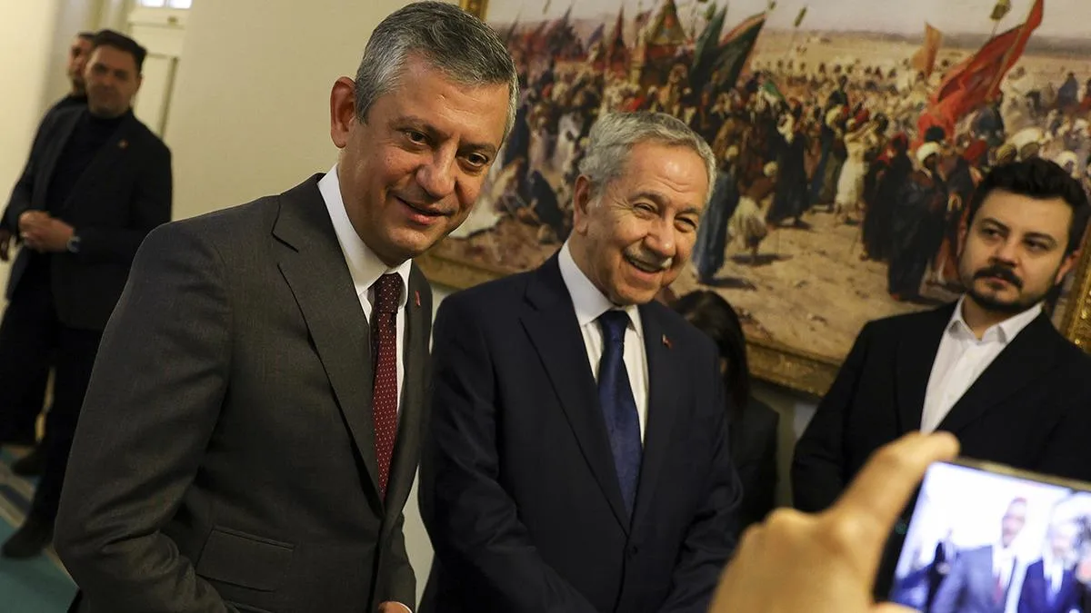 Özgür Özel ve Arınç’tan Sürpriz Buluşma!