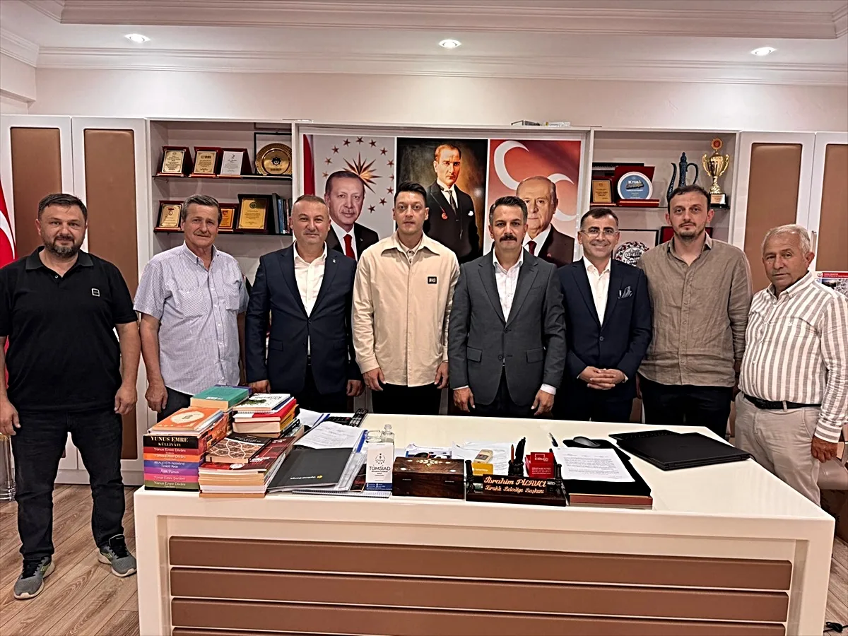 Ozil, Sakarya’da Esnaf ve Sporcularla Bir Araya Geldi
