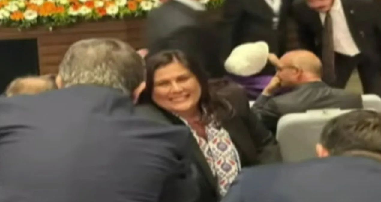 Özlem Çerçioğlu, CHP’den AKP’ye Geçti!