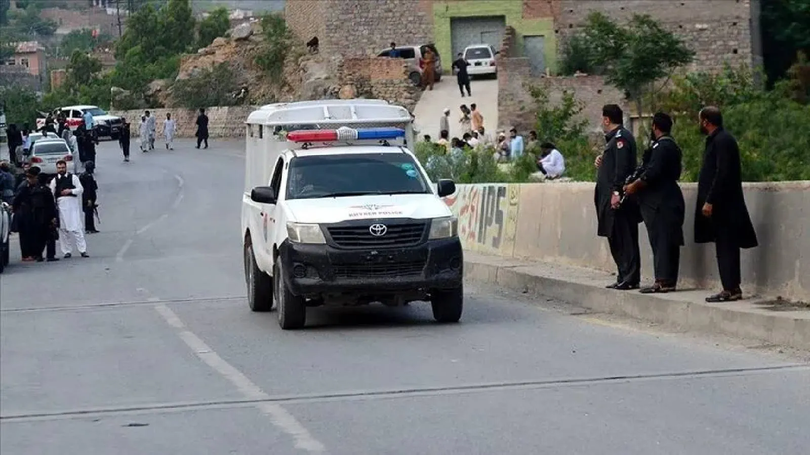 Pakistan’da Karakol Önünde Kanlı İntihar Saldırısı