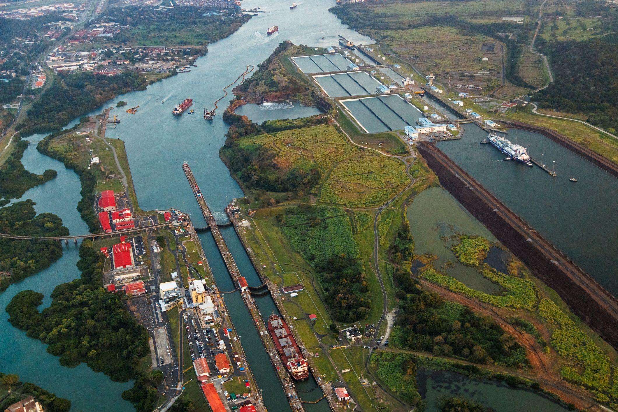 Panama Kanalı'ndaki Miraflores Kilitleri'nde bulunan gemilerin ve kilit odalarının havadan görünümü.