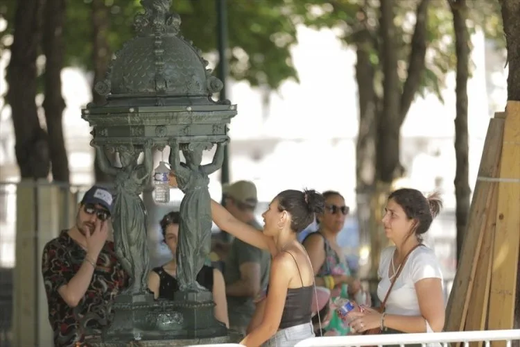 Paris’te Sıcaklık Rekoru: 35°C ve Turuncu Alarm!