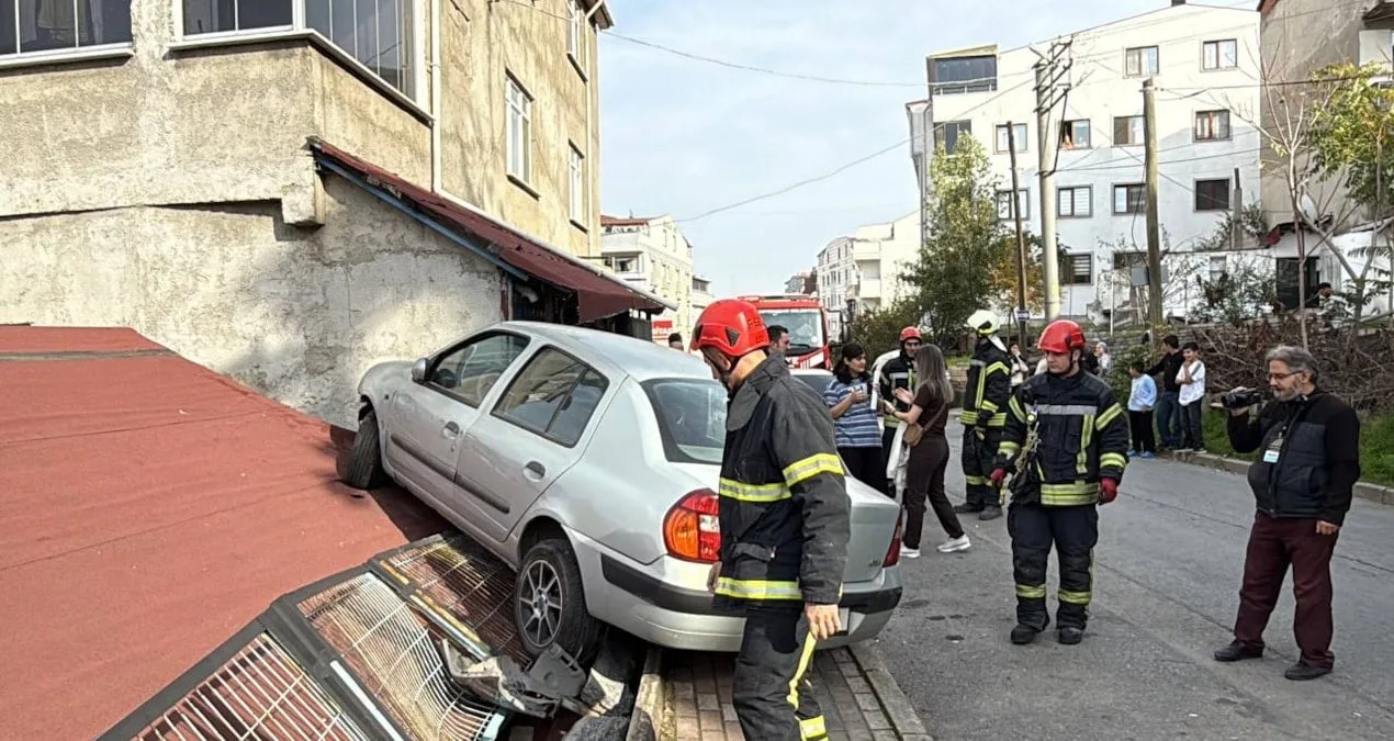 Park Halindeki Araca Çarpan Otomobil Ev Çatısında!