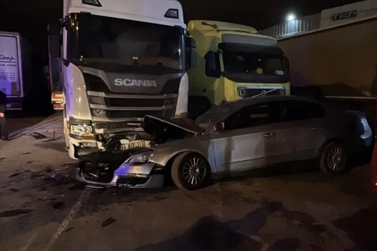 Park Halindeki Araçlara Çarpan Otomobilde 4 Yaralı!