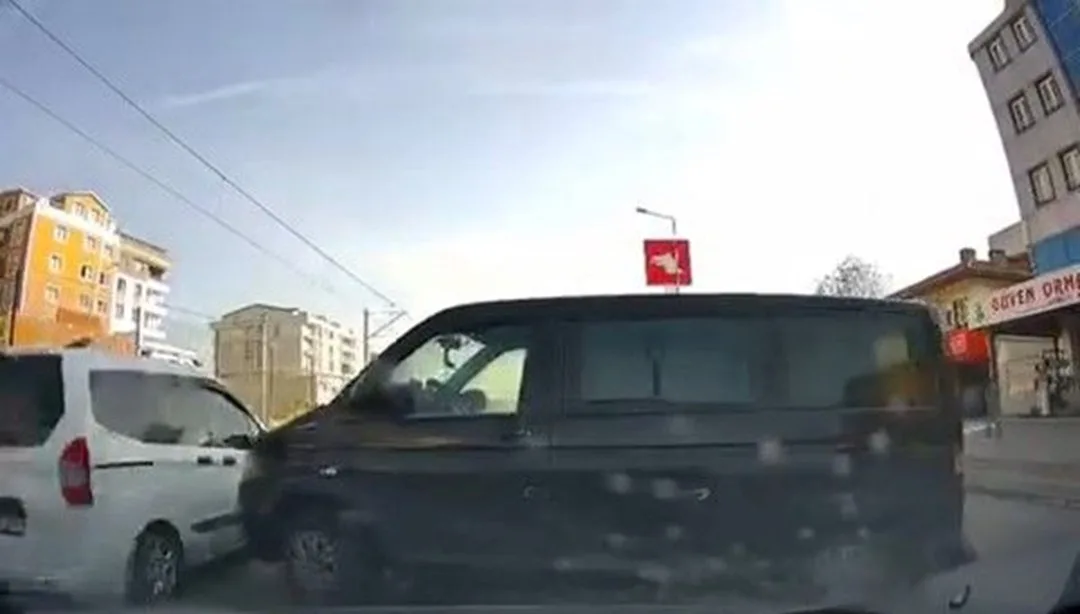 Park Halindeki Minibüs Yola Fırladı, Kaza Kıl Payı!