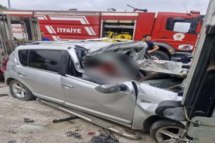 Park Halindeki TIR’a Çarpan Otomobilde Ölüler Var!