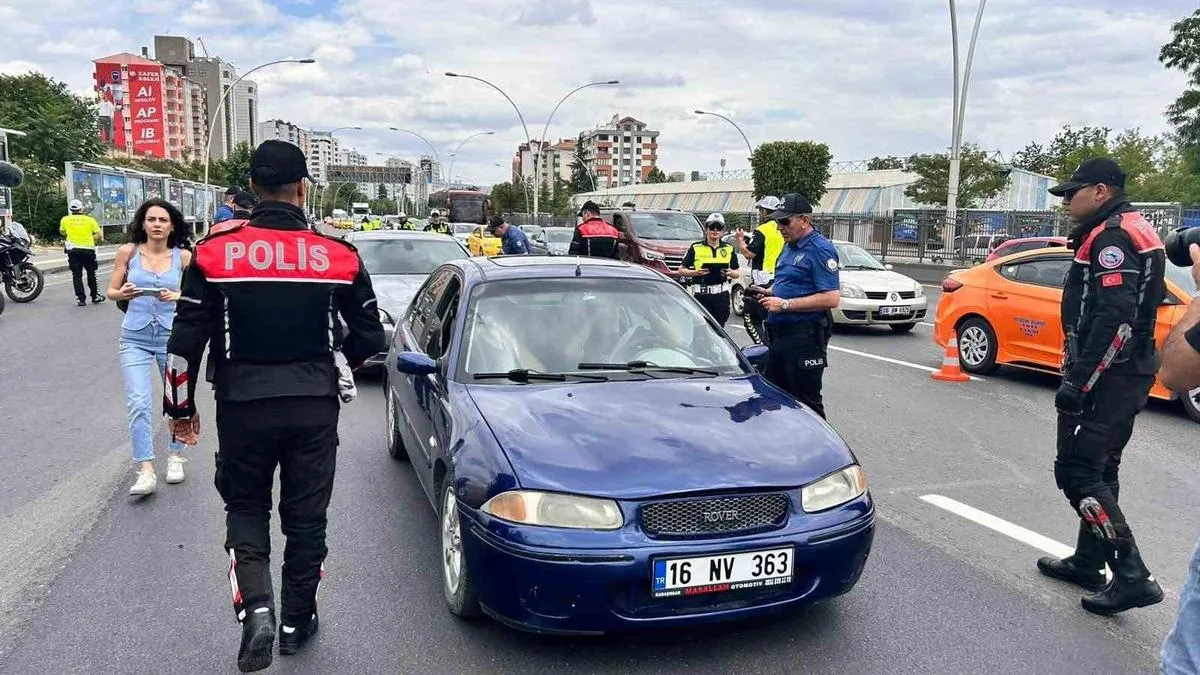 Park Halindeki Tıra Çarpan Araçta Yaralı!