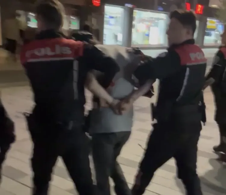 Pasajda Fotoğraf Skandalı: Kavga ve Gerginlik!