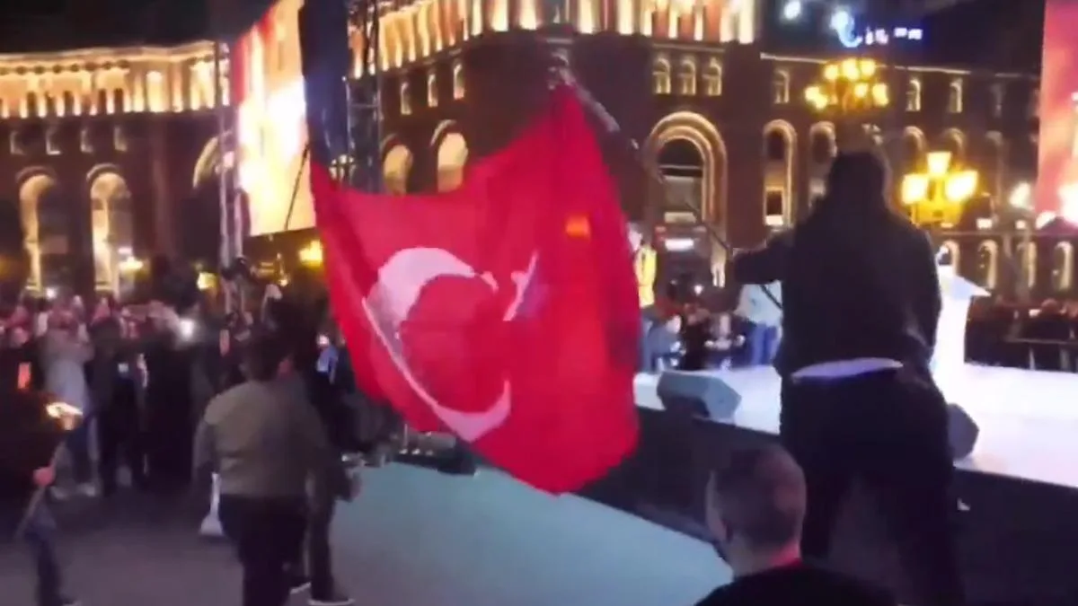 Paşinyan’dan Türk Bayrağına Kınama: Provokasyon!