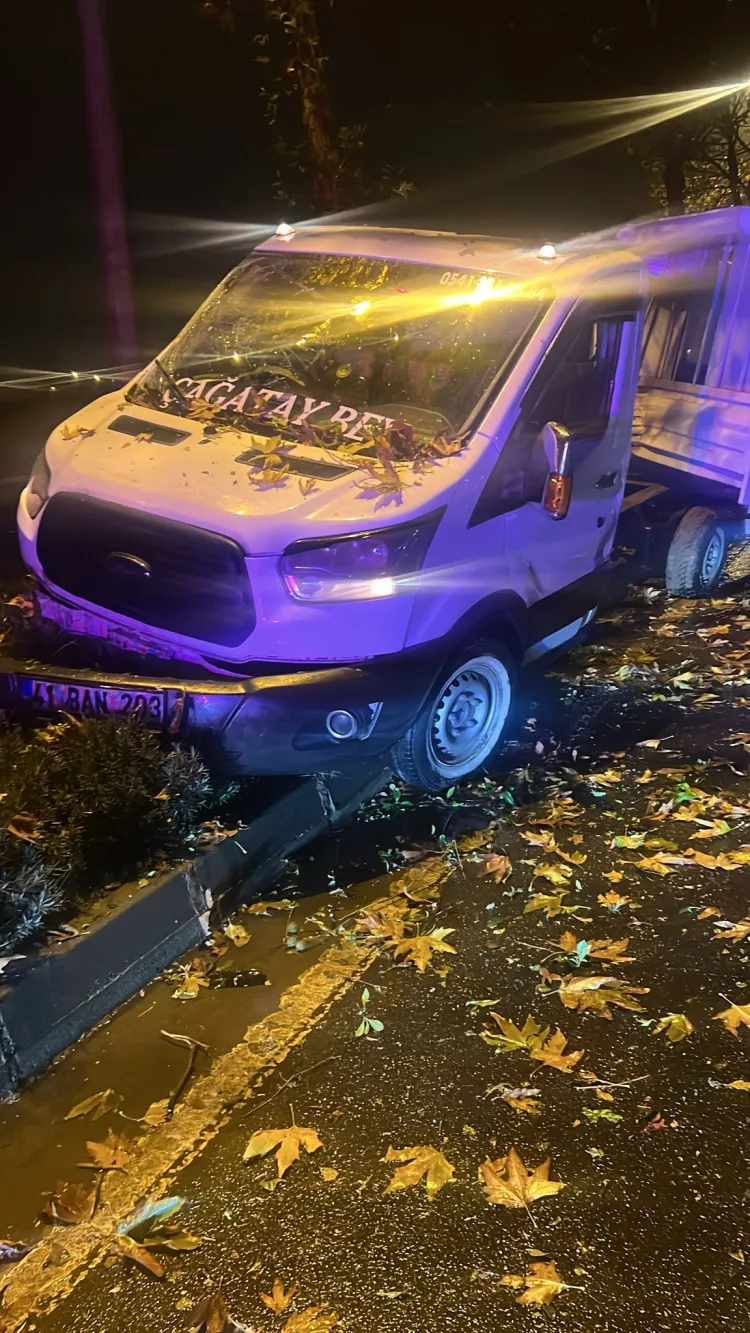 Patlayan Lastik Kamyoneti Kontrolden Çıkardı!