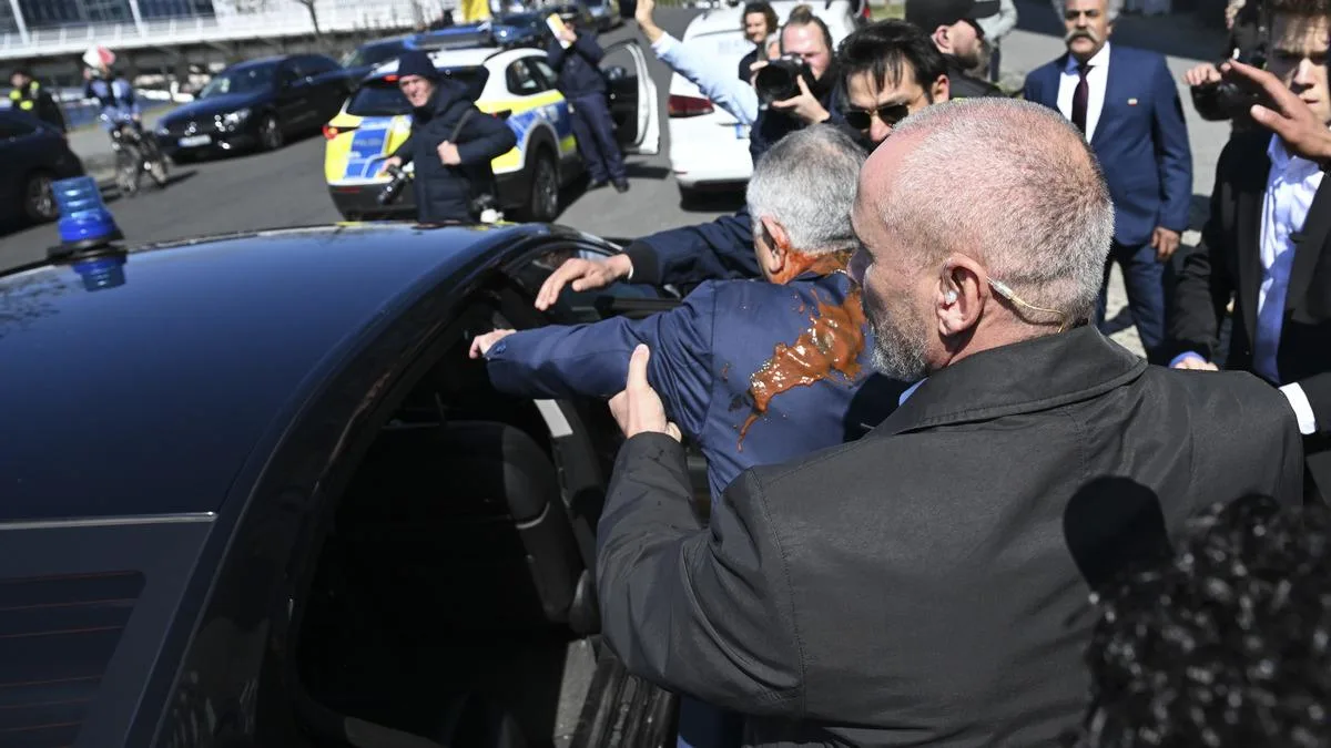 Pehlevi’ye Berlin’de Saldırı: Kırmızı Sıvı!