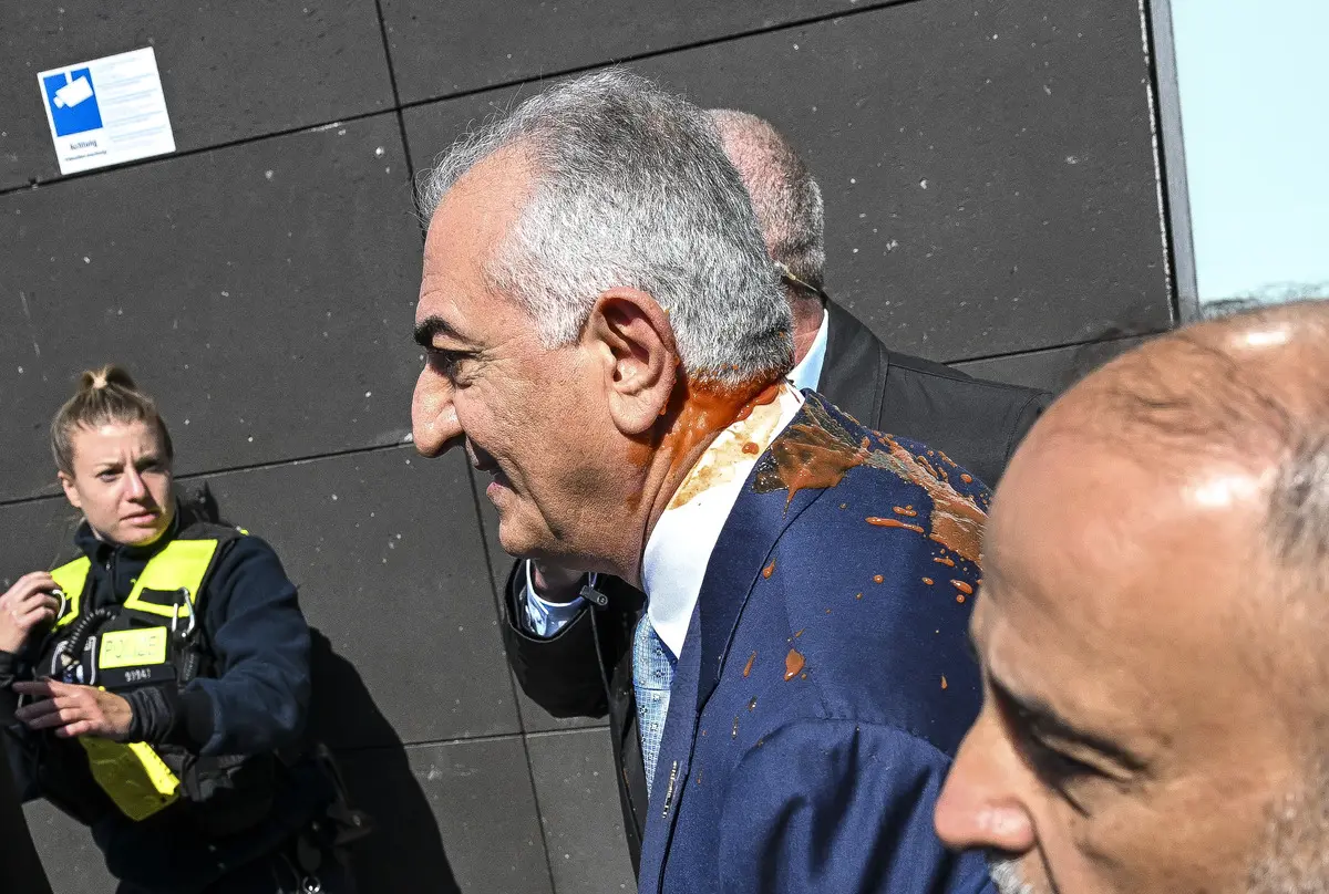 İran ın devrik liderinin oğlu Rıza Pehlevi ye saldırı! Ensesine isabet etti 3