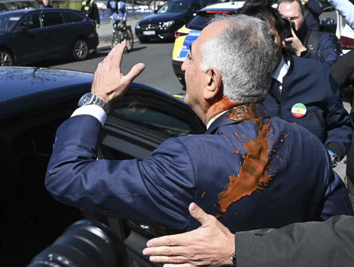 İran ın devrik liderinin oğlu Rıza Pehlevi ye saldırı! Ensesine isabet etti 2