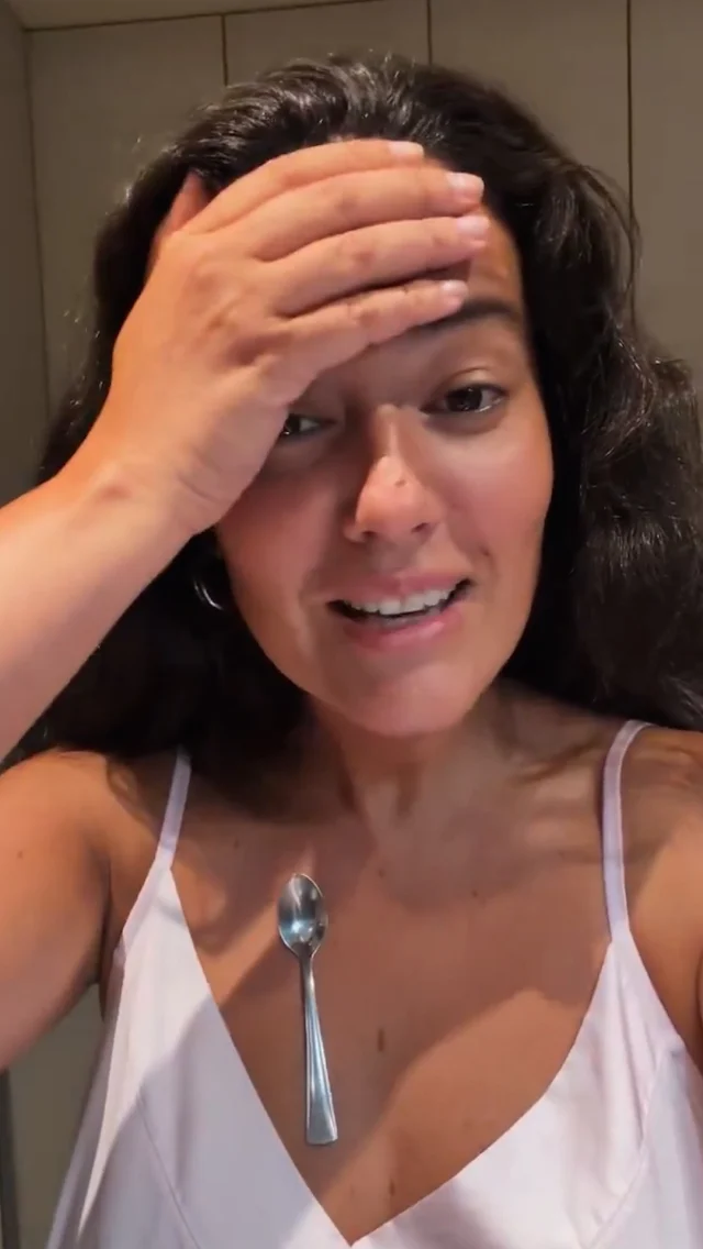 Pelin Akil, Vücudundaki Metal Kaşıklarla Şaşkınlık Yaşadı