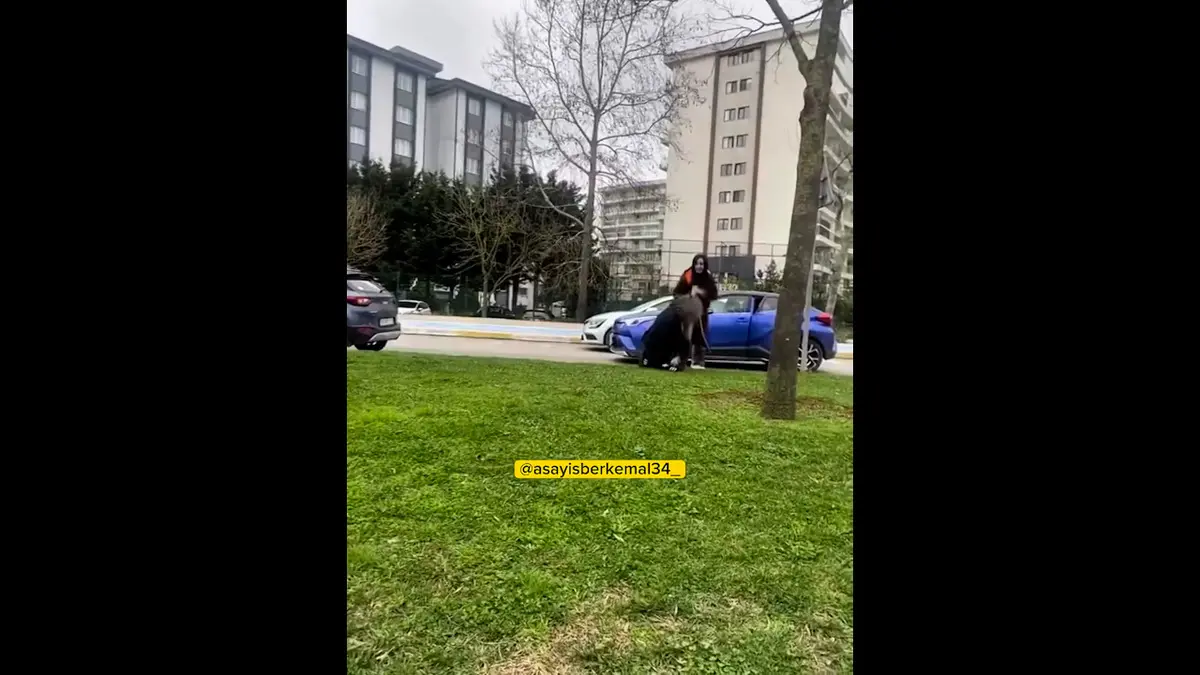 Yer: Pendik! 2 kadın sürücü saç saça baş başa kavgaya tutuştu: