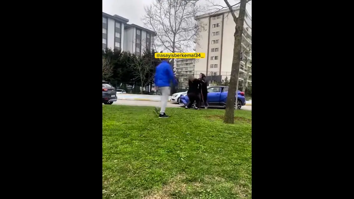 Yer: Pendik! 2 kadın sürücü saç saça baş başa kavgaya tutuştu: