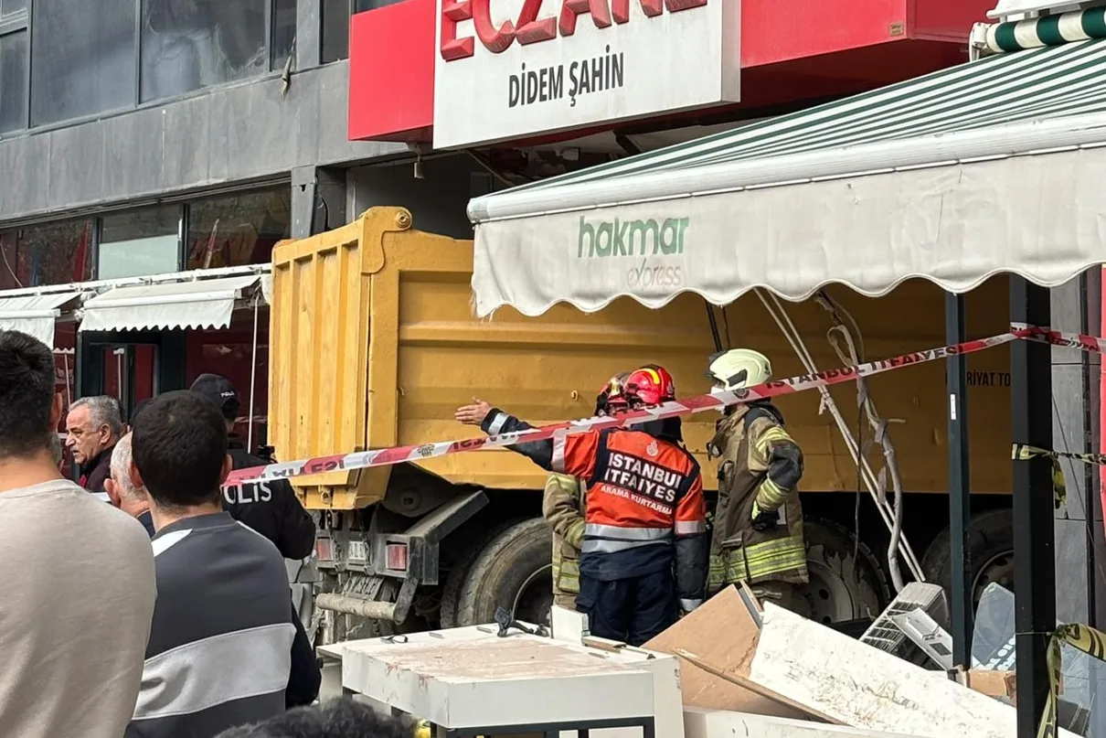 Pendik’te Kamyon Eczaneye Girdi, Çok Sayıda Ekip Sevk Edildi