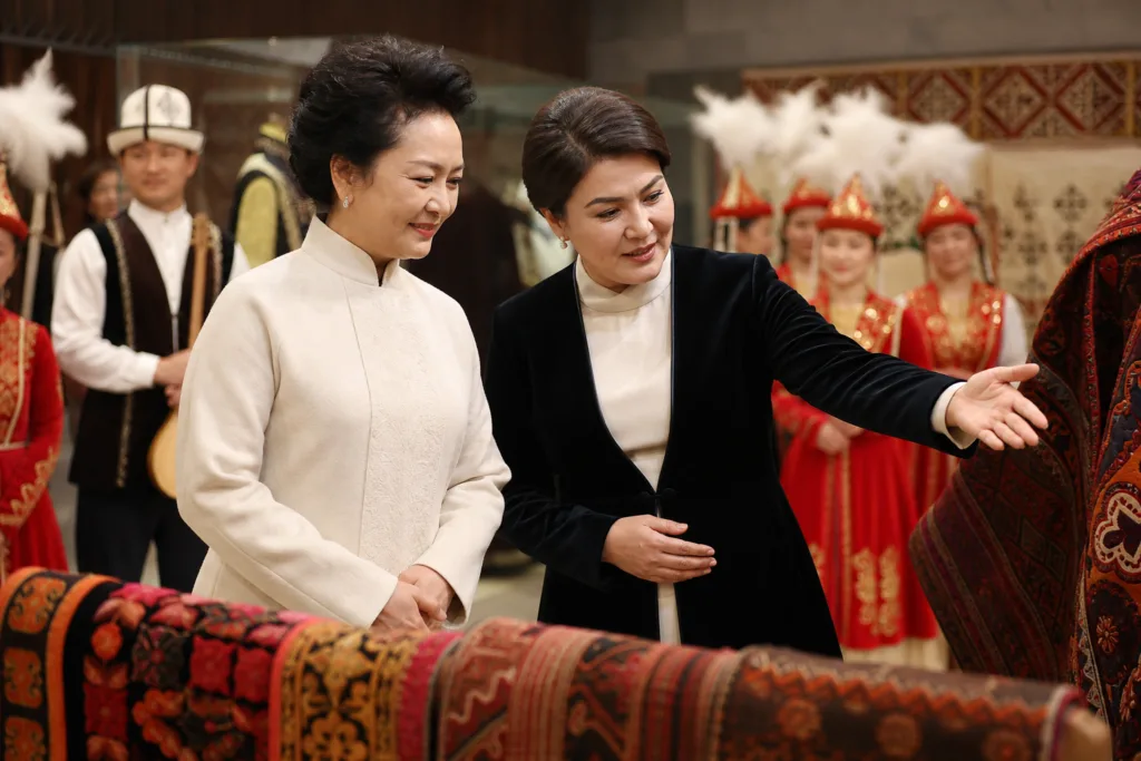 Peng Liyuan Kırgızistan’da Kültürel Ziyaret Gerçekleştirdi