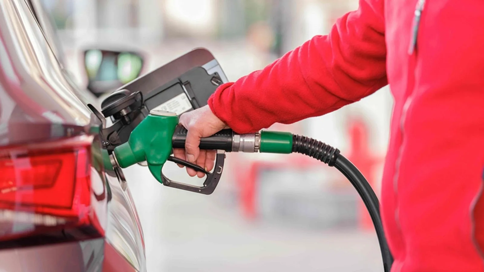Petrol fiyatları 100 doları geçti, benzin zamlandı!