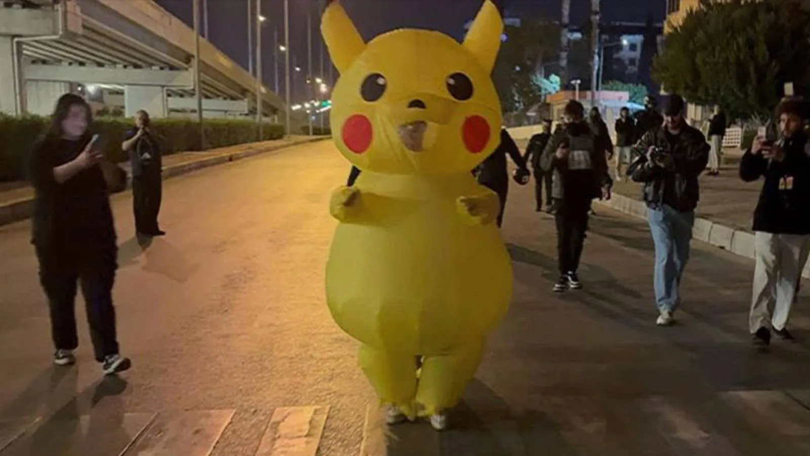 Pikachu Mitinge Gel, Barikatları Aşalım!