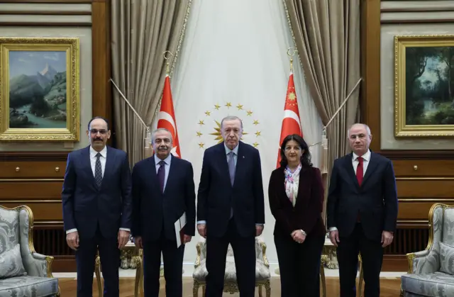 MİT Başkanı İbrahim Kalın, TBMM Grup Başkanvekili Sırrı Süreyya Önder, Cumhurbaşkanı Recep Tayyip Erdoğan, DEM Parti Van Milletvekili Pervin Buldan, AKP Genel Başkanvekili Efkan Ala