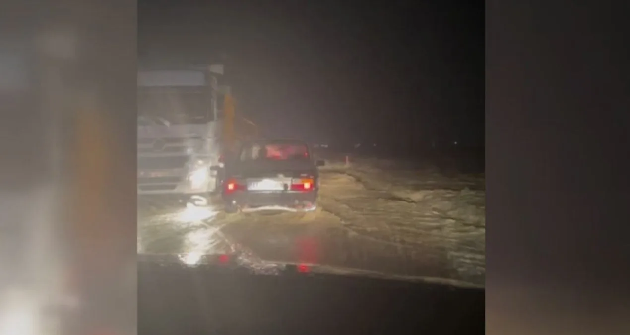 Polatlı’da Sel, Yol Kapandı: Araçlar Mahsur Kaldı!