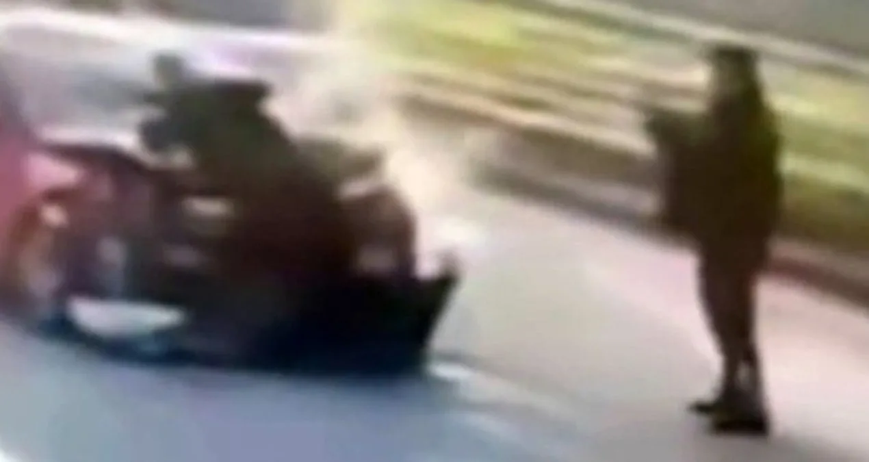 Polis Memuruna Çarpıp Fotoğraf Çekti!