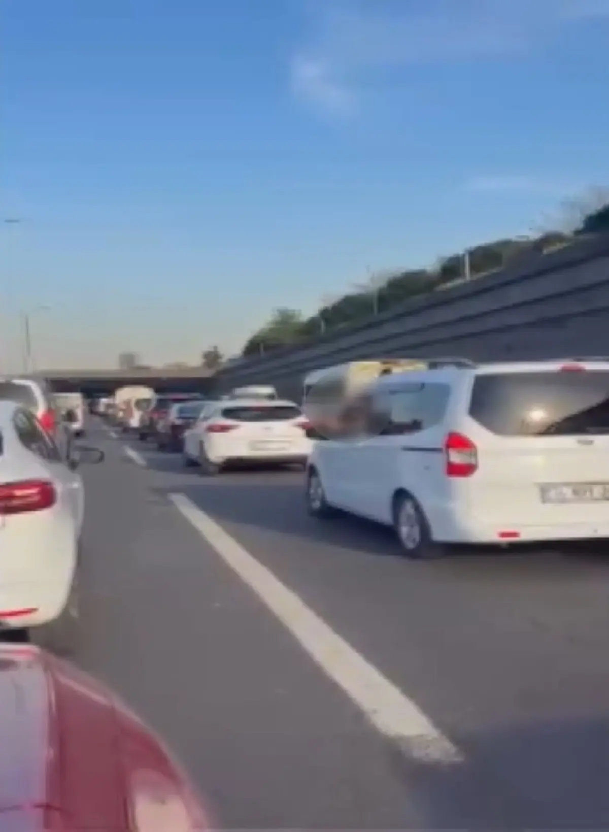 Beşiktaş ta hareketli anlar kamerada! Polis memuru yol kesti: Havaya ateş açtı 3