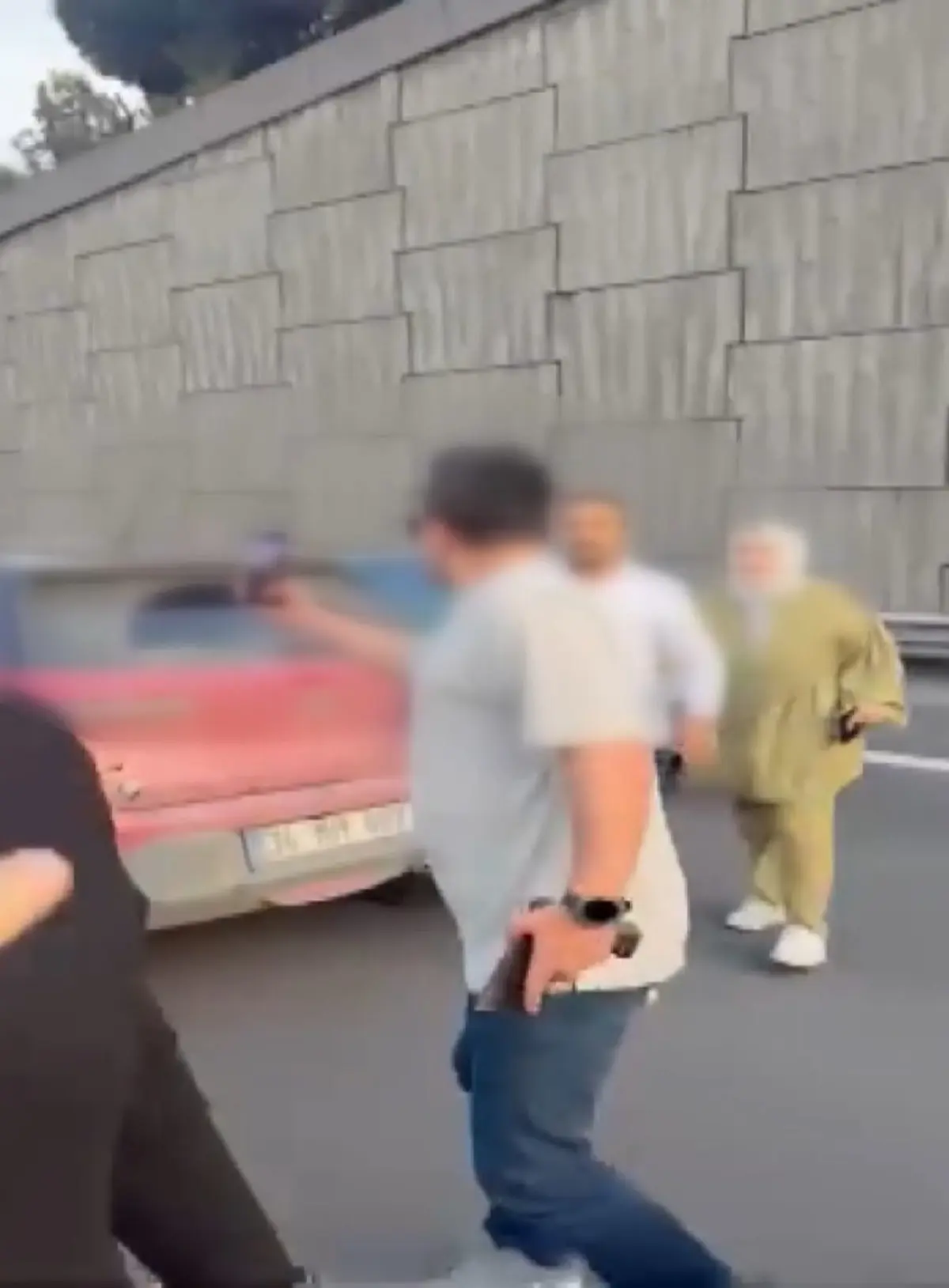 Beşiktaş ta hareketli anlar kamerada! Polis memuru yol kesti: Havaya ateş açtı 4