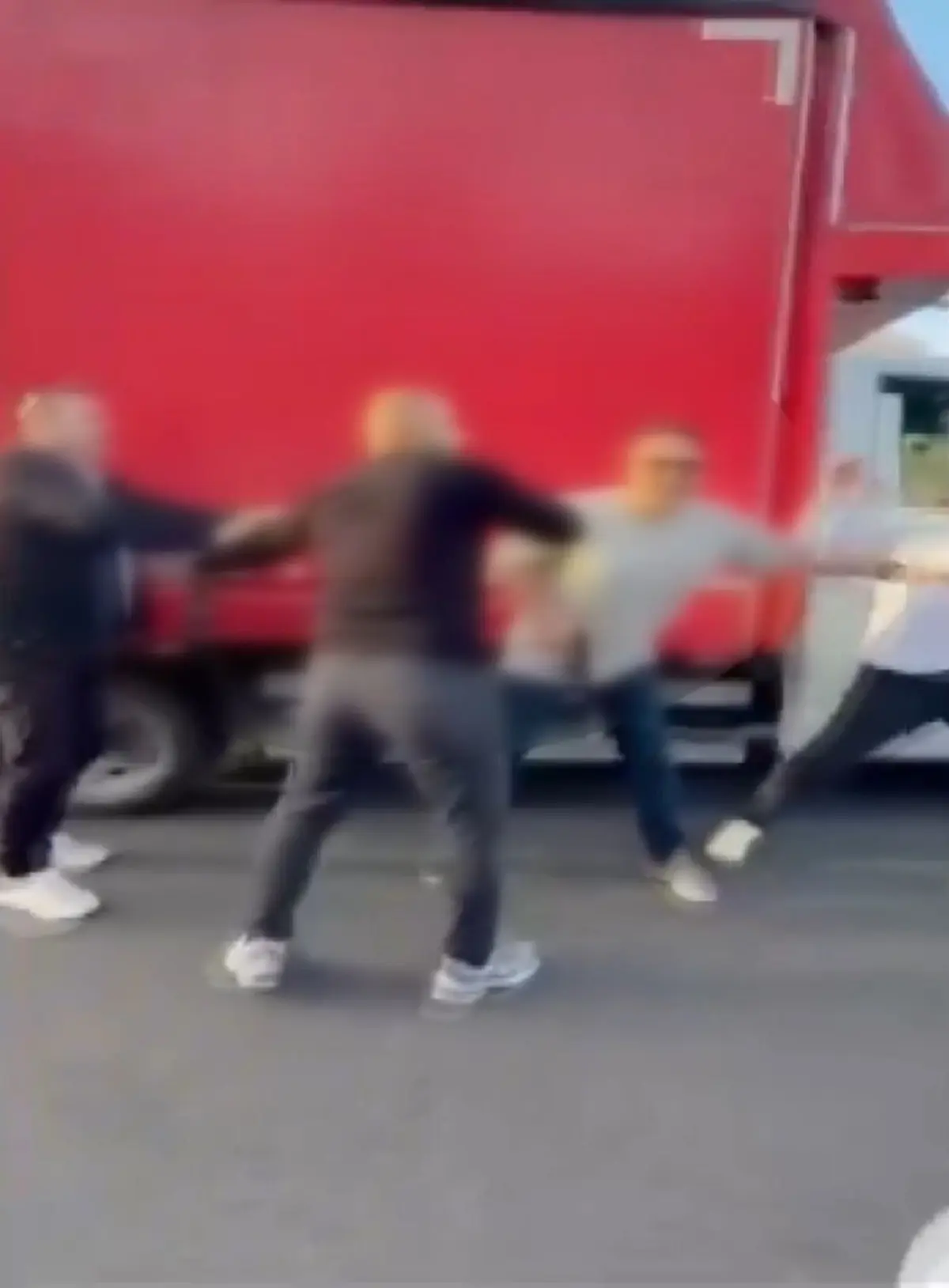 Beşiktaş ta hareketli anlar kamerada! Polis memuru yol kesti: Havaya ateş açtı 2