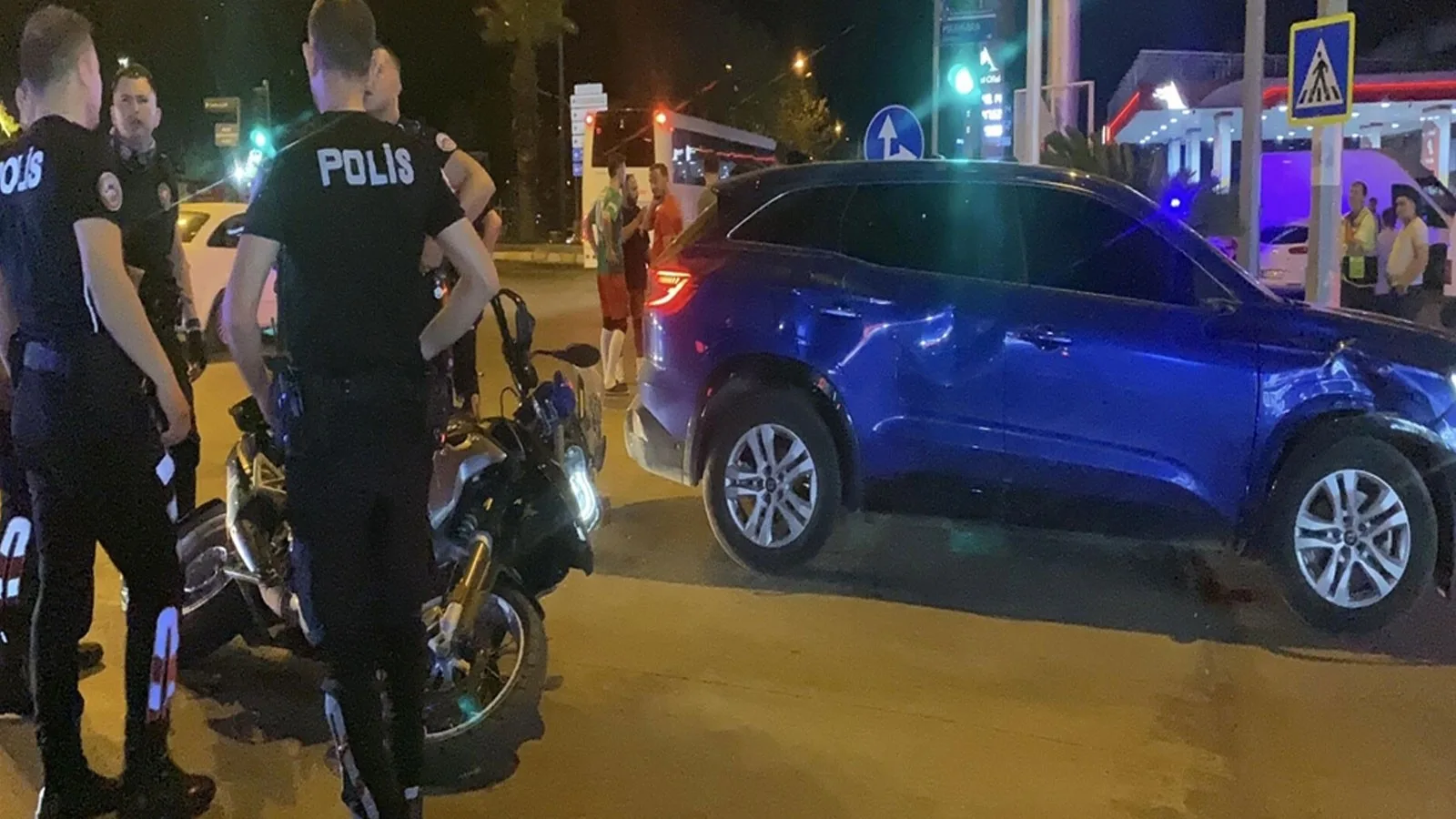Polis Motosikletiyle Otomobil Çarpıştı, İki Yaralı