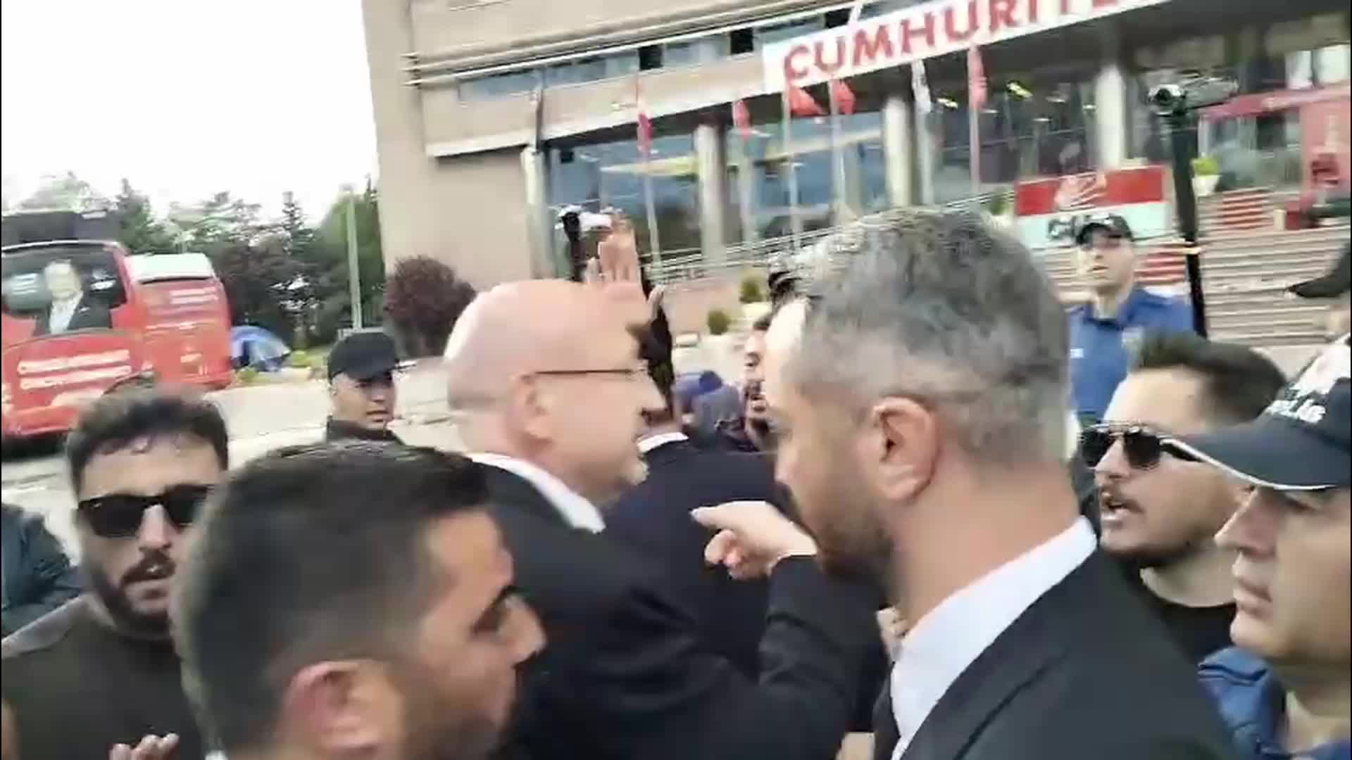 Polis Müdahalesiyle CHP Genel Merkezi’ne Giriş!