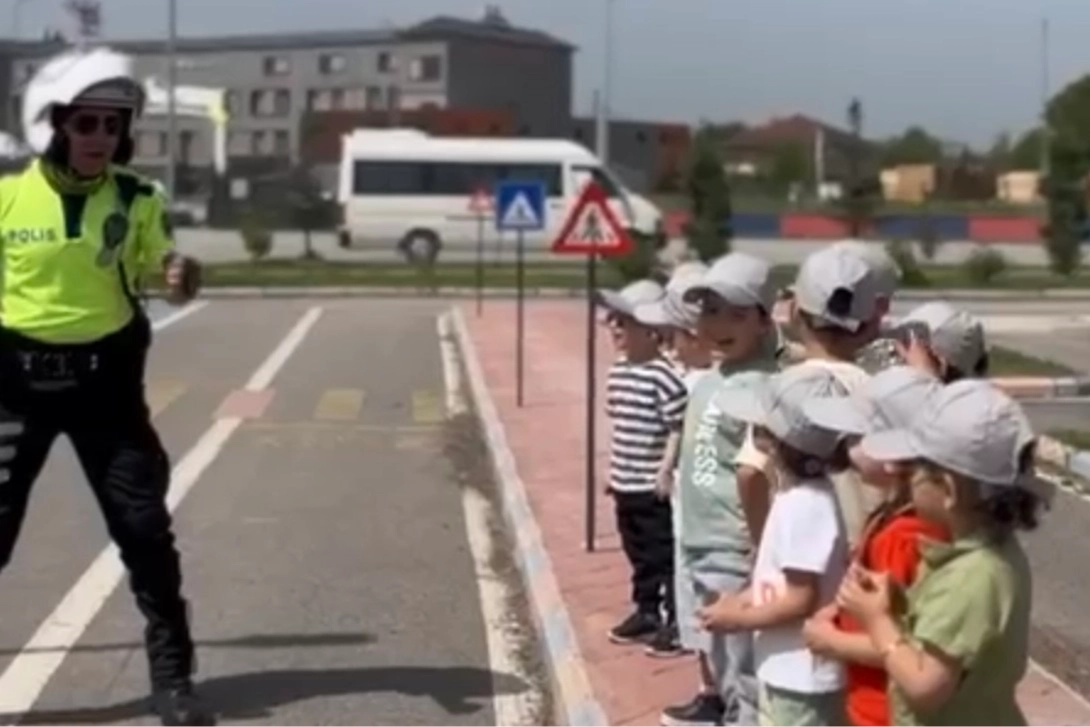 Polisler Çocuklara Eğlenceli Güven Eğitimi Verdi