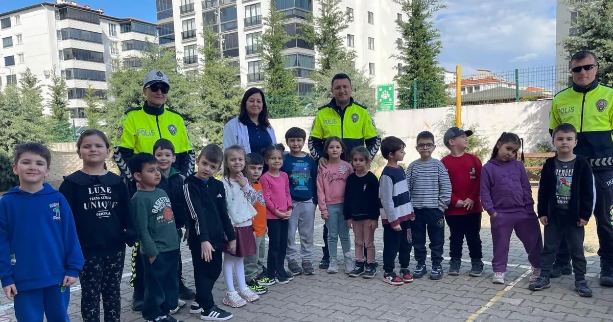 Polisler, Miniklere Güvenliği Anlattı!