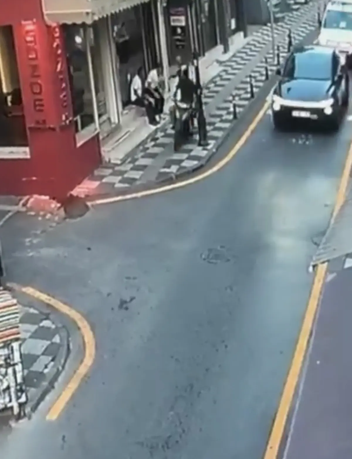 Polisten kaçan şüpheli Vali Yardımcısına çarptı! 4