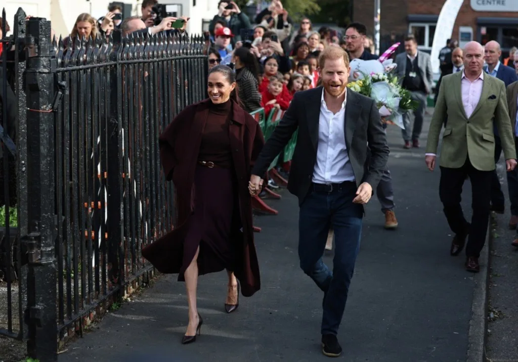 Prens Harry ve Meghan, 6 yıl aradan sonra İngiltere’de halkla buluştu!