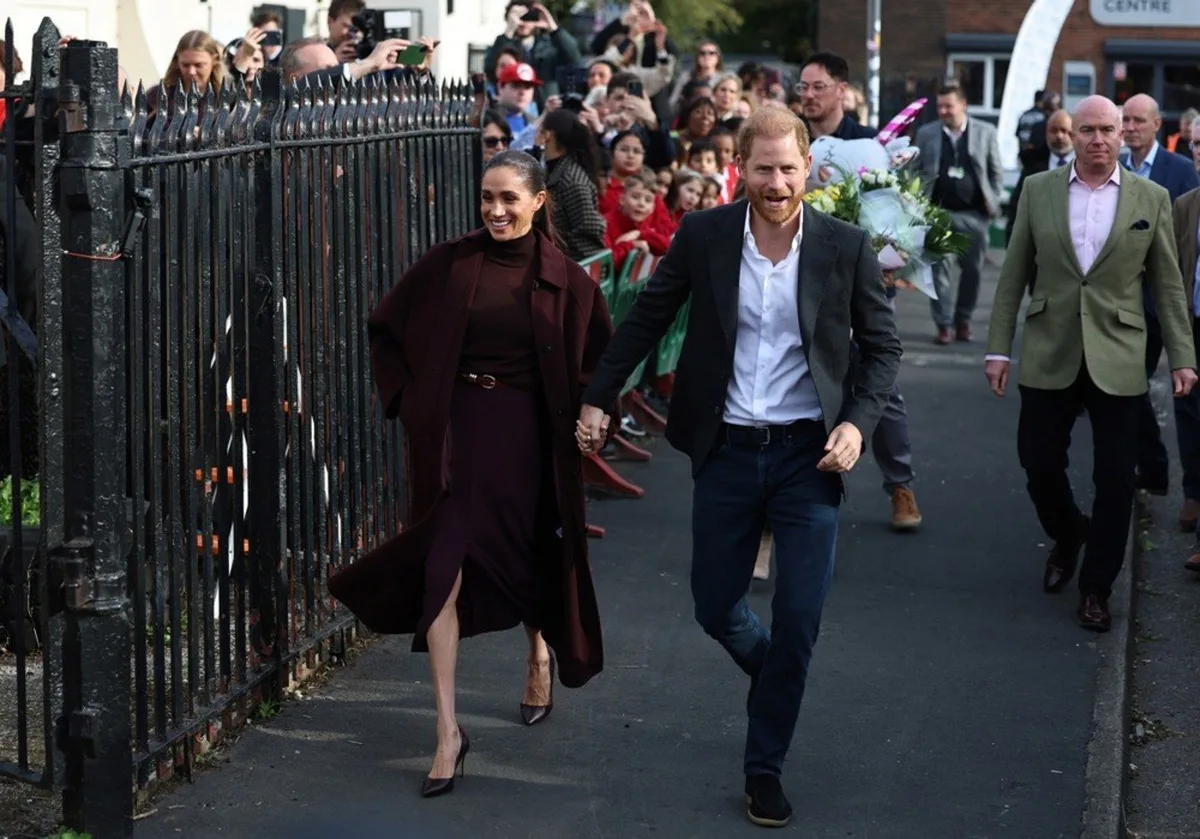 Prens Harry ve Meghan, 6 yıl aradan sonra İngiltere’de halkla buluştu!