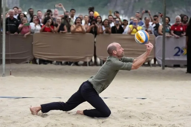 Prens William, Rio’da Gençlerle Voleybol Oynadı!