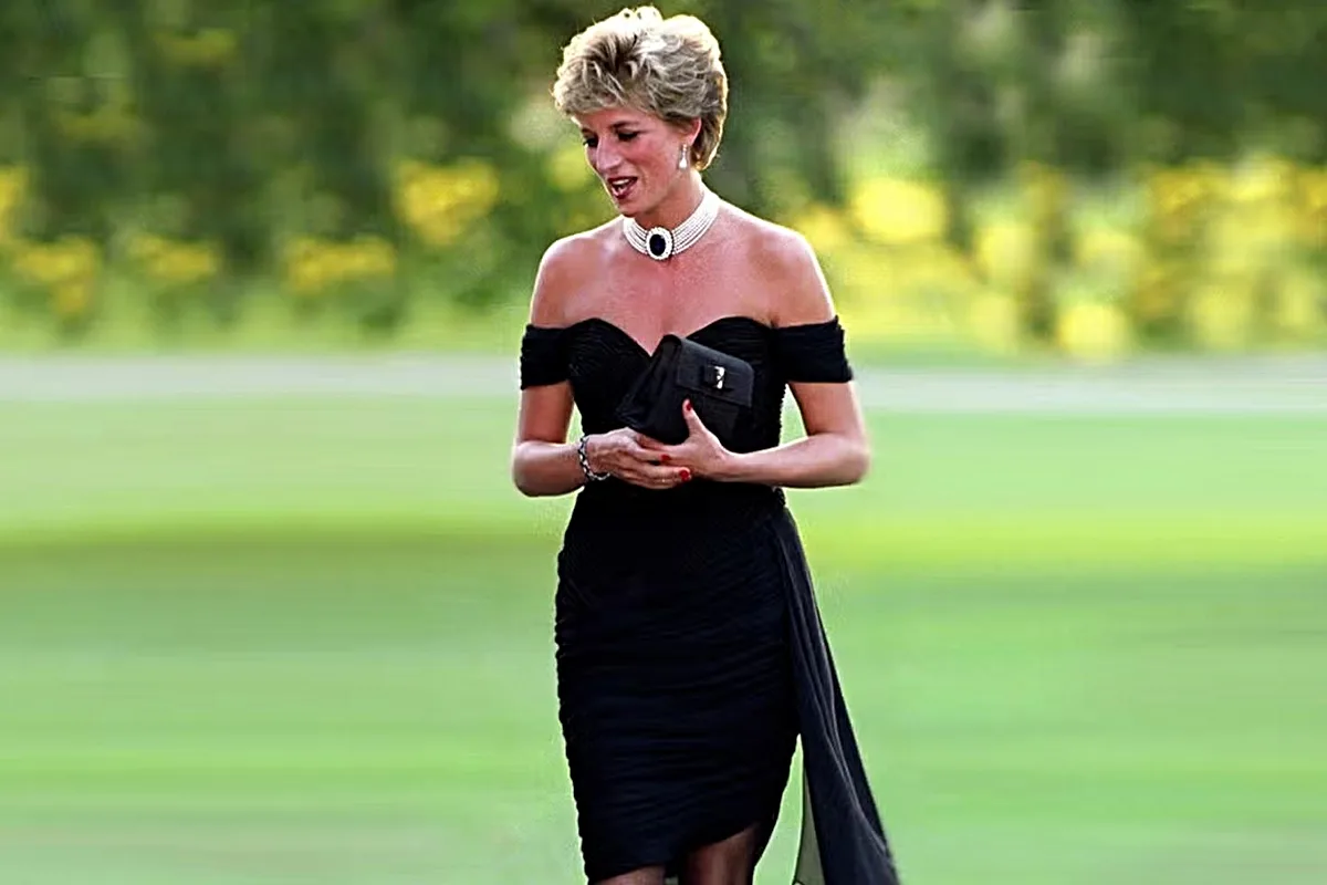Prenses Diana’nın Ünlü ‘İntikam Elbisesi’ 29 Yıl Sonra Açık Artırmaya Çıkıyor