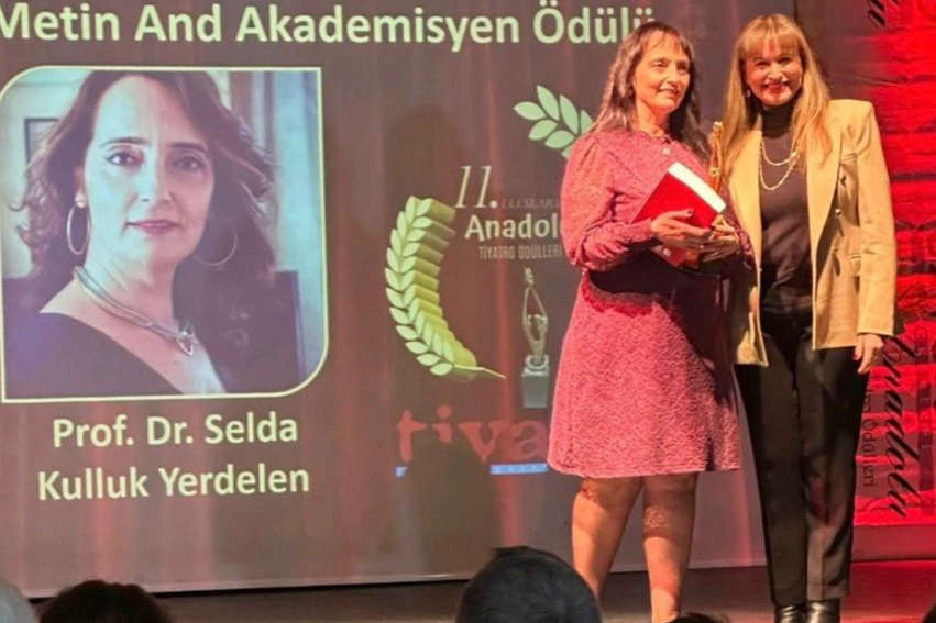 Prof. Dr. Yerdelen’e Tiyatroda Ödül Sevinci!