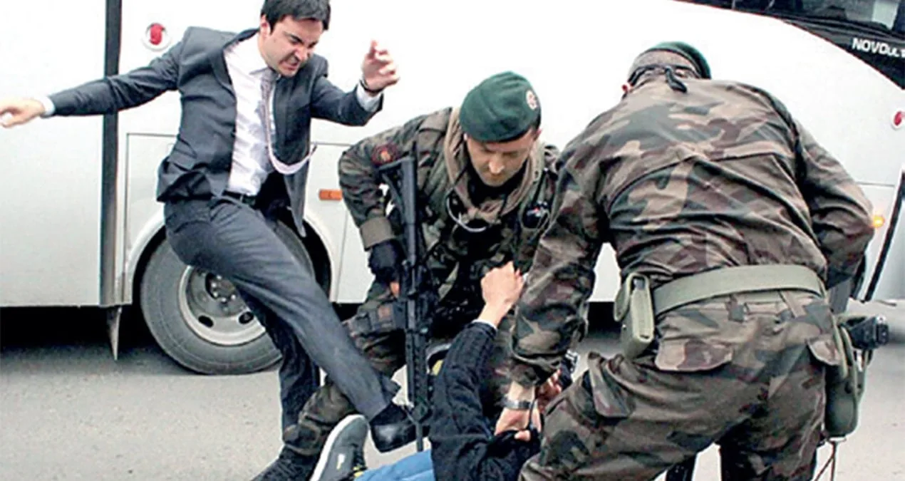 Protesto Sırasında Tekmeleyen Yerkel’e Ödül!