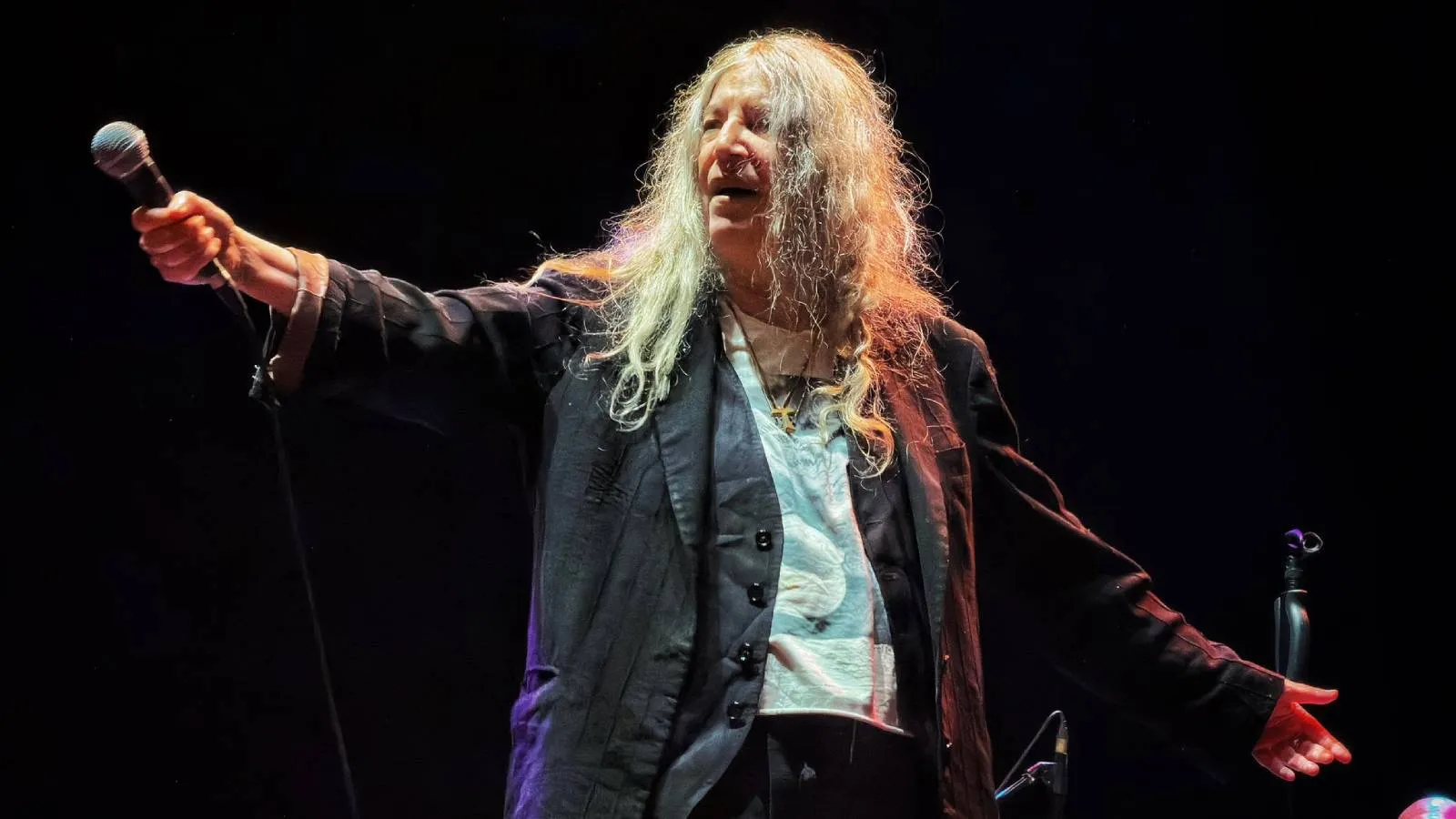 Punk’ın İsyanı: Patti Smith İstanbul’da Coşturdu!