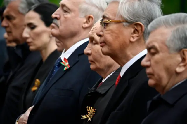 Putin, Belarus lideri Alexander Lukaşenko ve Kazakistan Cumhurbaşkanı Kasım Cömert Tokayev dahil yabancı liderlerin yanında yer aldı.