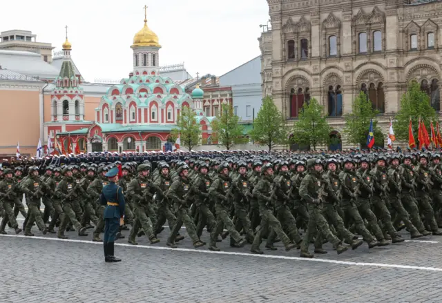 Kızıl Meydan’da yüzlerce Rus askeri geçit törenine katıldı.