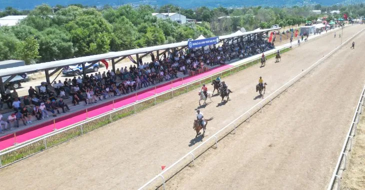 Rahvan at yarışları nefes kesti