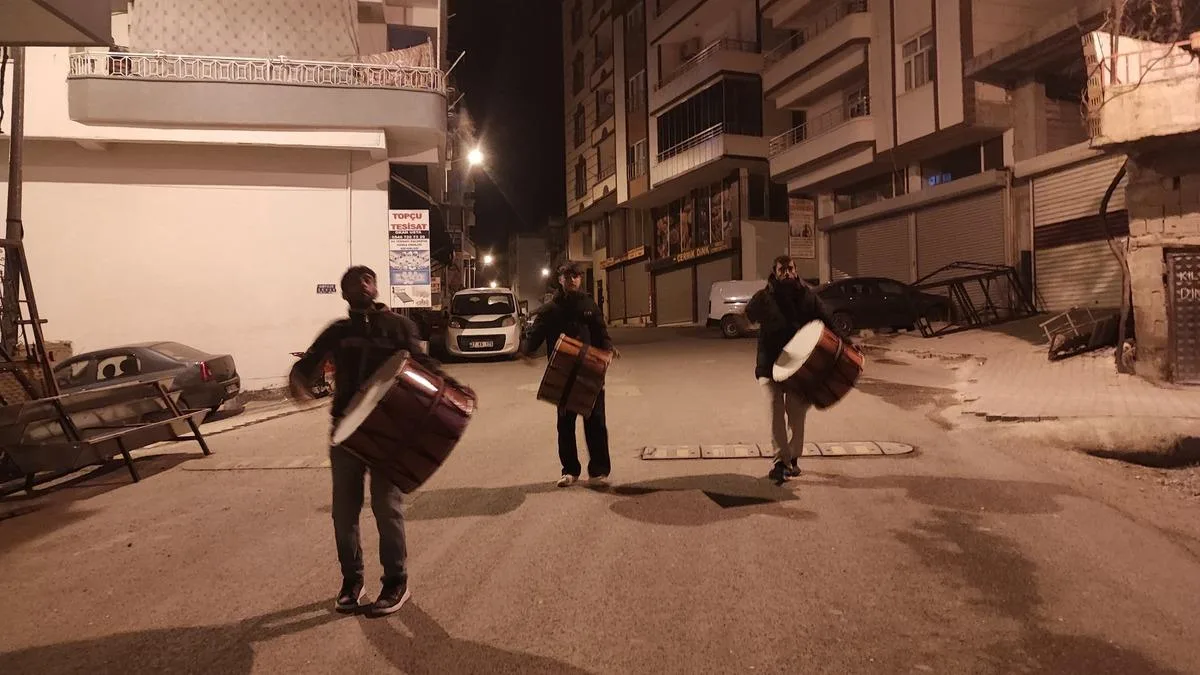 Ramazan Geleneği: Davulcu Aile Sahura Uyanıyor