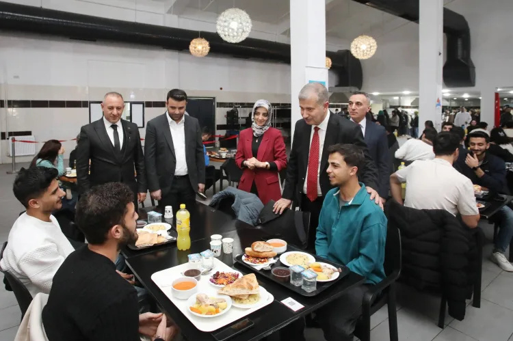 Rektör Gülçin Öğrencilerle İftar Sofrasında Buluştu