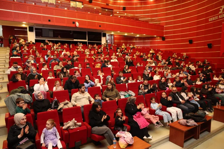 Renkli Çoraplı Kuzgun’la Çocuklar Kahkahalara Daldı